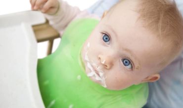 Основные причины почему ребенок срыгивает после кормления грудным молоком