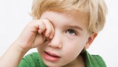 Что делать при аллергии на глазах у ребёнка и как она проявляется